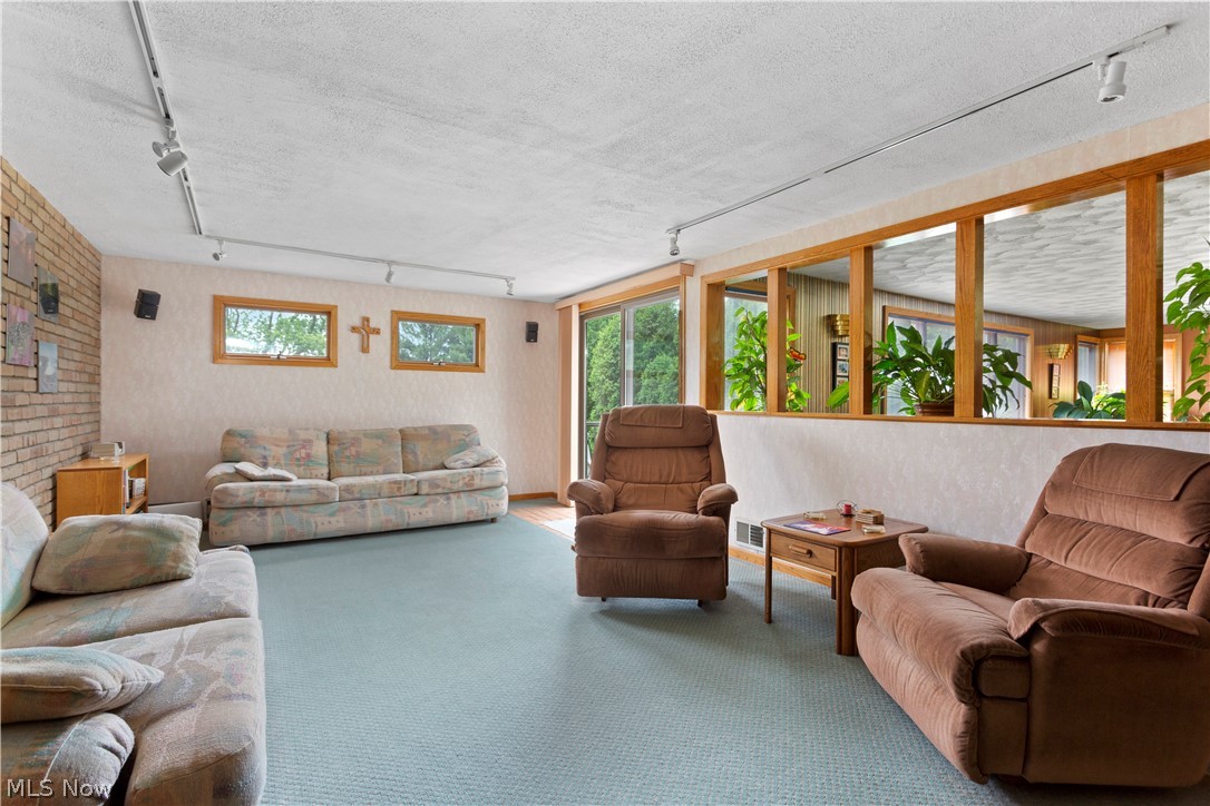 6041 Middle Ridge Road Lorain, OH 44053 - Photo 11 of 35 Gallery Image 11