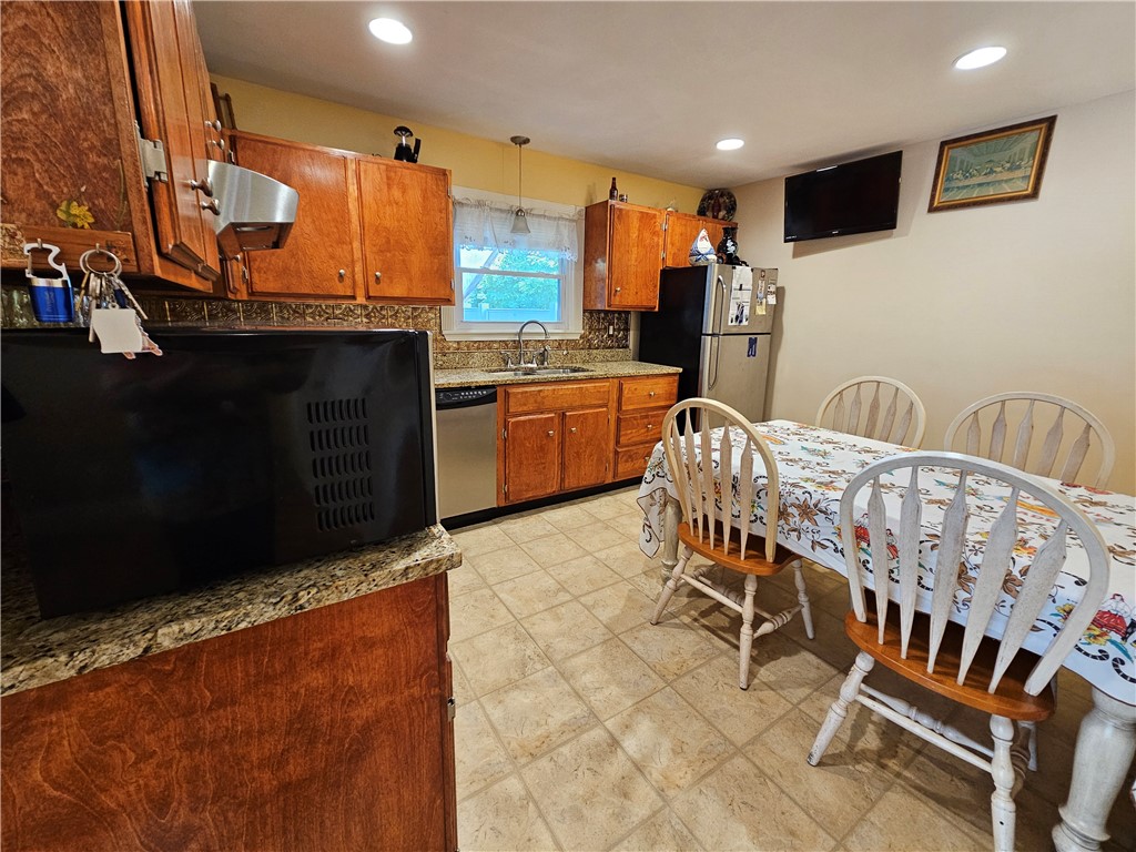 461 River Road Lincoln, RI 02865 - Photo 8 of 29