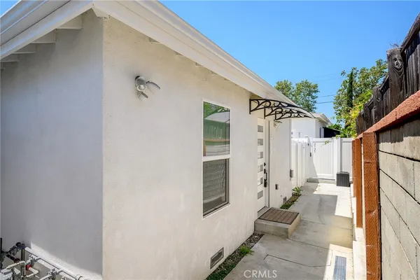 $2,300 | 2129 North Pepper Street, Unit 101, Burbank, CA 91505