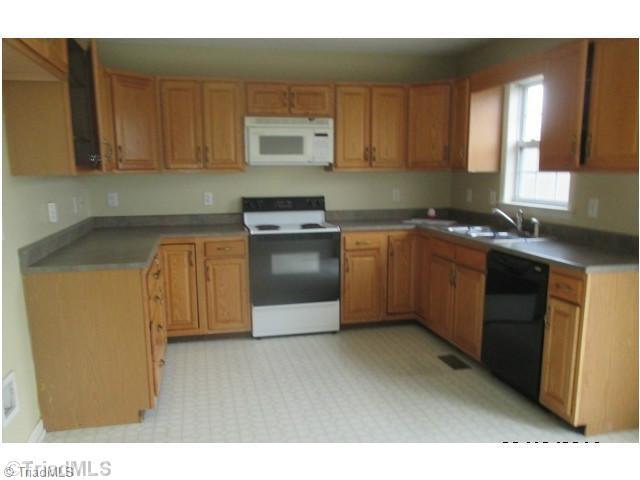 237 Albertson Road Thomasville, NC 27360 - Photo 3 of 5 Kitchen.