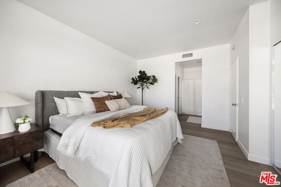 4140 Brookcrest Court Moorpark, CA 93021 - Photo 15 of 27 a spacious bedroom with bed and a potted plant