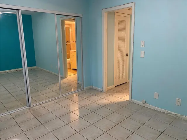 a view of a big room with closet