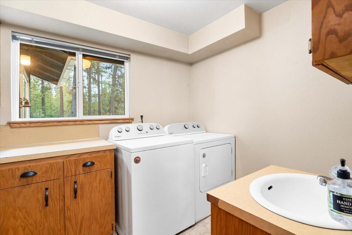 51520 Ash Road La Pine, OR 97739 - Photo 27 of 57 35-Laundry Area