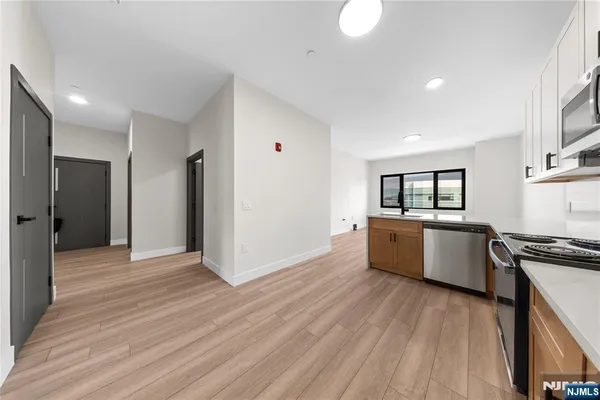$2,500 | 87-89 Mary Street, Unit 506, Paterson, NJ 07503