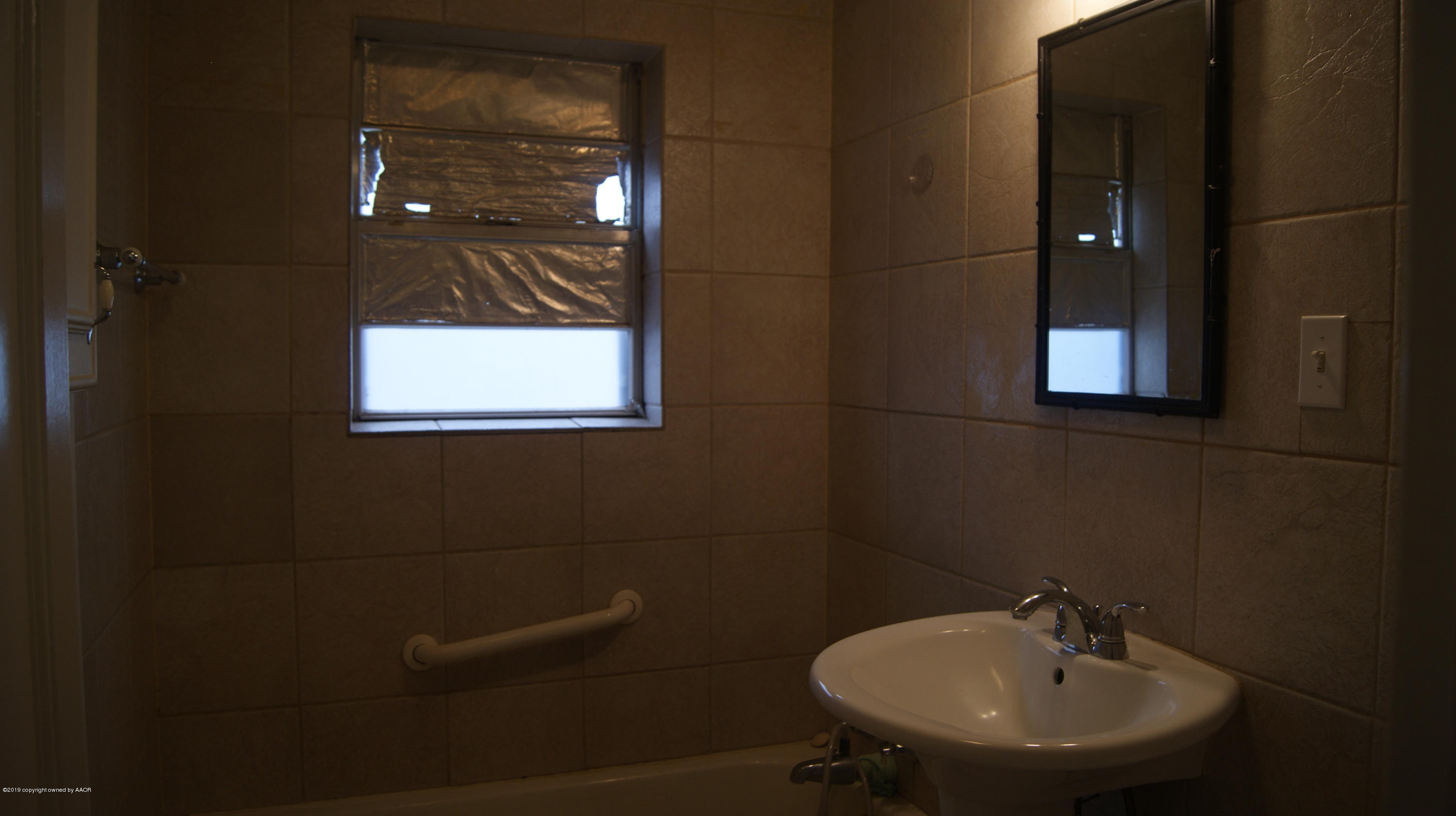 3604 South Ong Street Amarillo, TX 79110 - Photo 19 of 38 a bathroom with a sink toilet and mirror