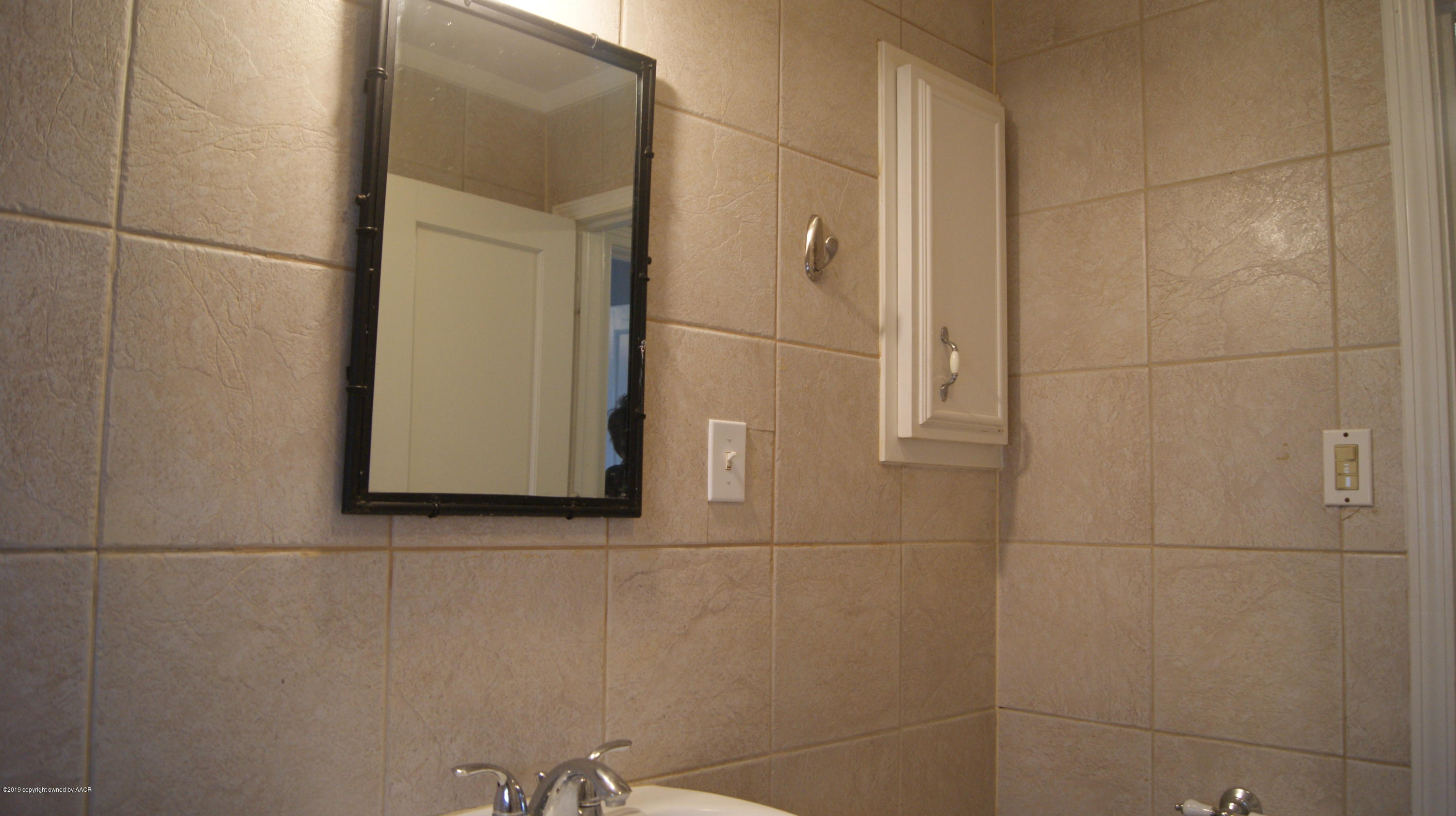 3604 South Ong Street Amarillo, TX 79110 - Photo 22 of 38 a bathroom with a mirror