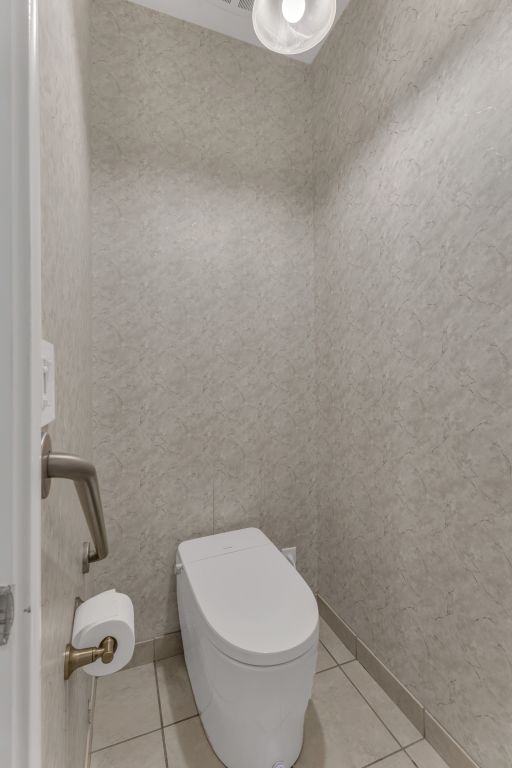 144 Cattle Trail Way Georgetown, TX 78633 - Photo 19 of 37 A well-appointed water closet offers a sleek, modern toilet and grab bar for added convenience.