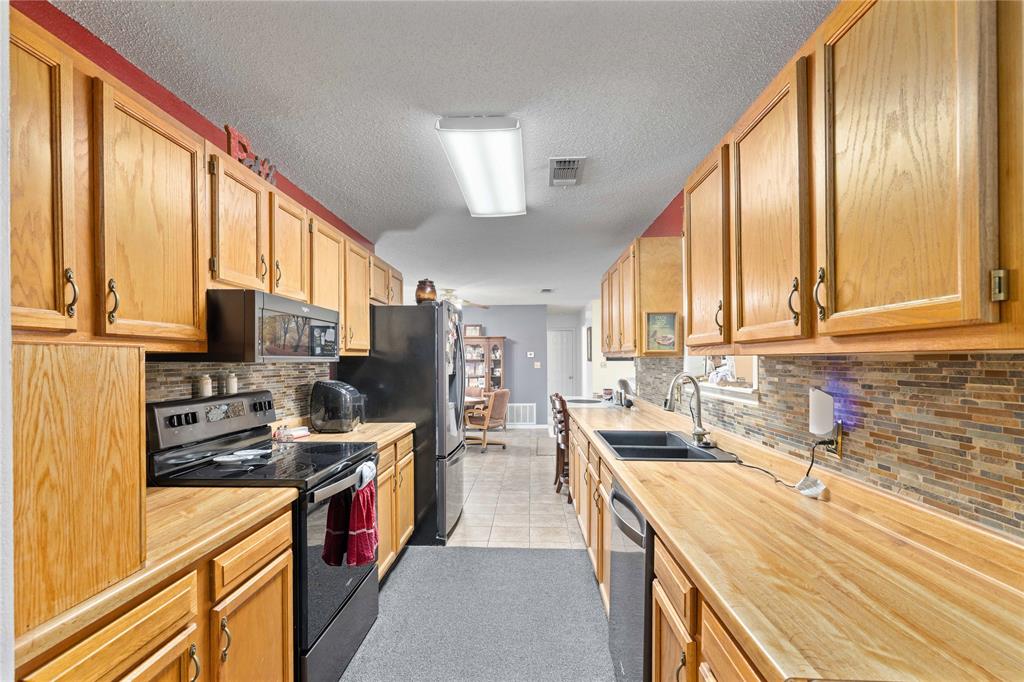 1408 North Lane Street Comanche, TX 76442 - Photo 15 of 34