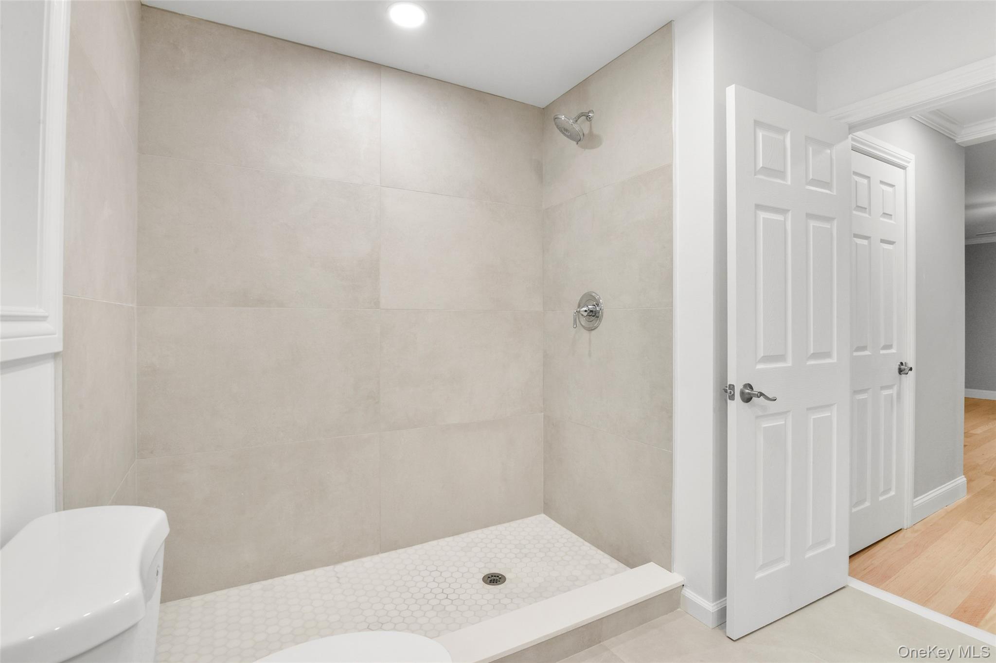 26 Ashton Road Yonkers, NY 10705 - Photo 22 of 33 a bathroom with a bathtub