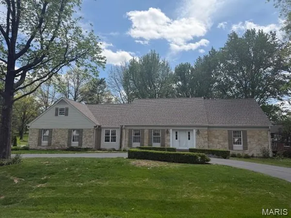 $1,050,000 | 14014 Clairette Lane, Chesterfield, MO 63017
