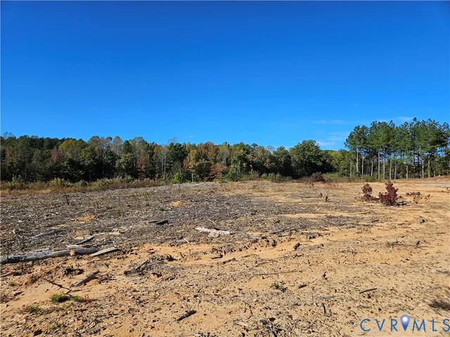 a view of a yard with a house