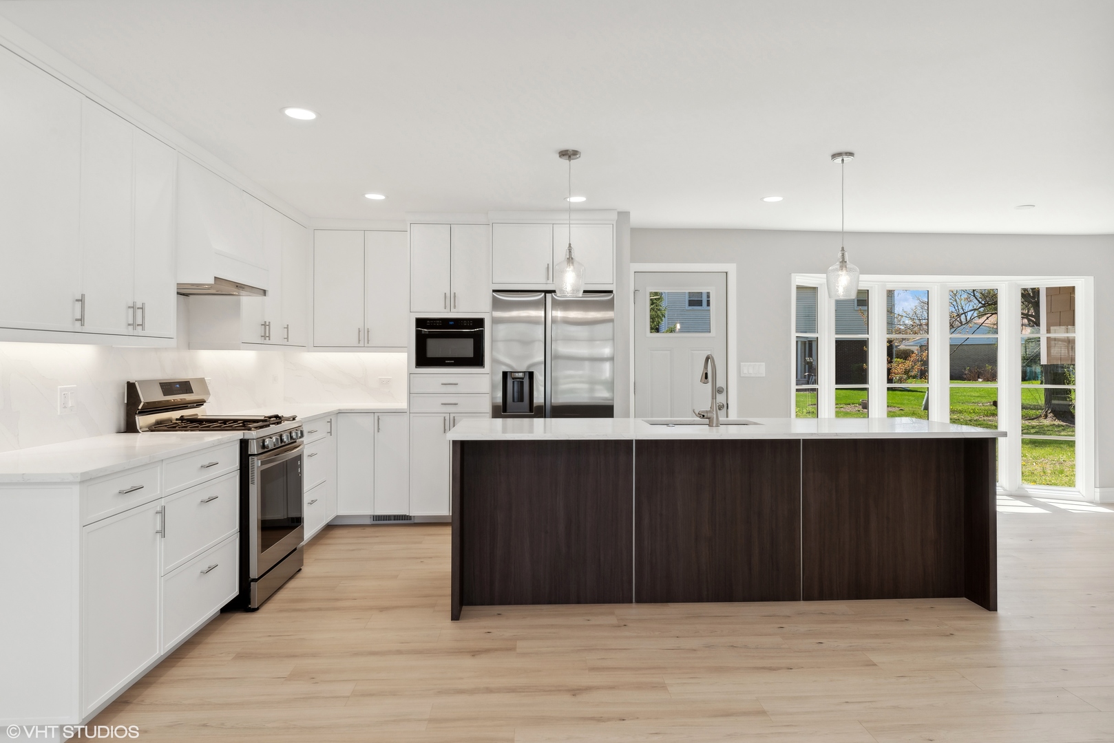 207 West Pickwick Road Arlington Heights, IL 60005 - Photo 2 of 12