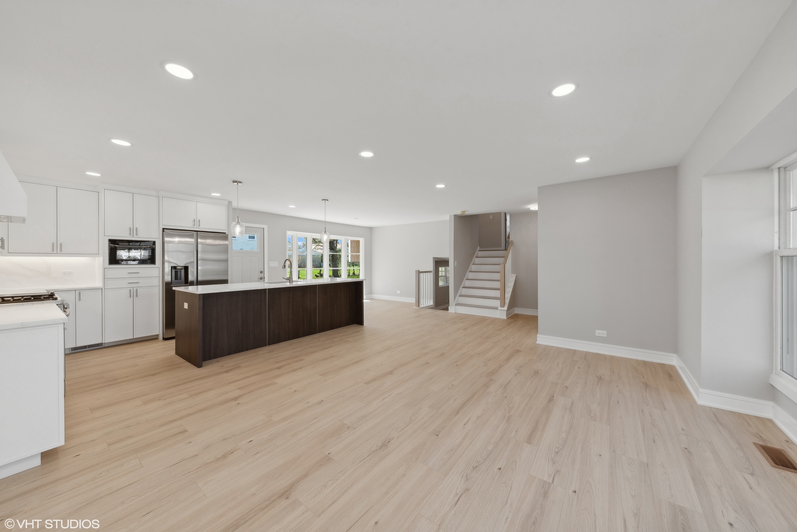 207 West Pickwick Road Arlington Heights, IL 60005 - Photo 4 of 12