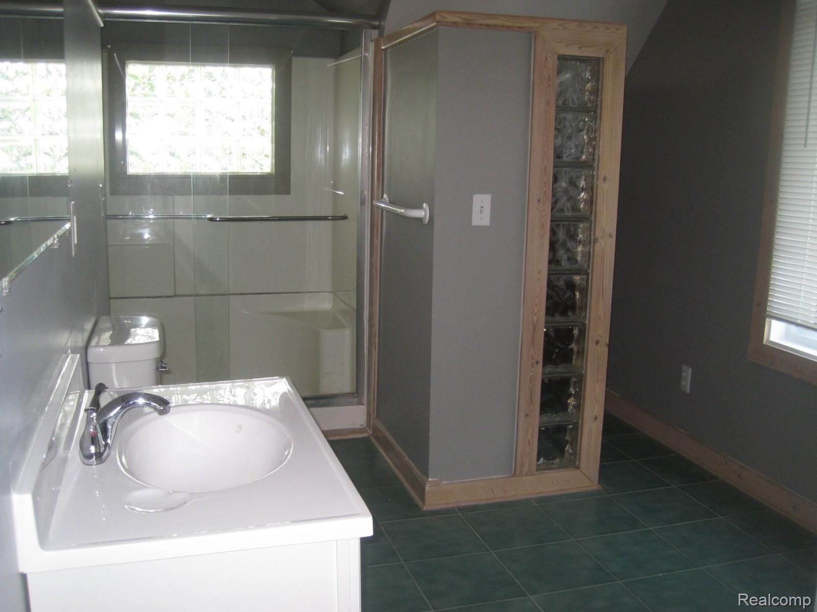 19 Oriole Road Pontiac, MI 48341 - Photo 10 of 18 Bathroom