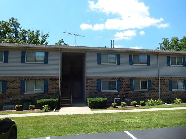 $2,100 | 375 Woodridge Circle, Unit F, South Elgin, IL 60177