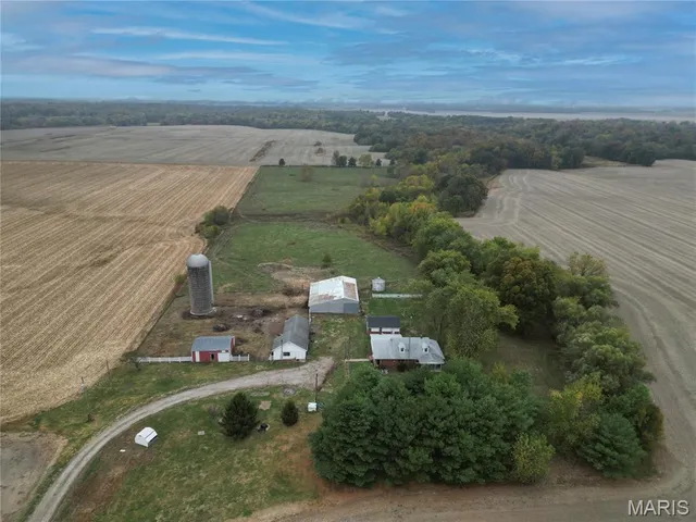 $275,000 | 21310 School House Avenue, Fillmore, IL 62032