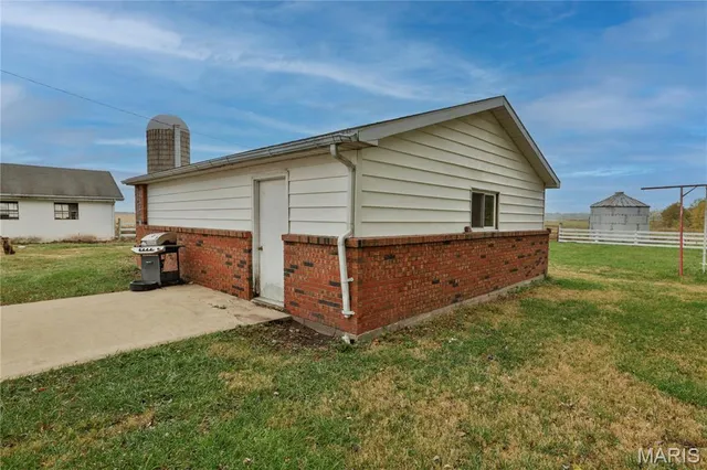 $275,000 | 21310 School House Avenue, Fillmore, IL 62032