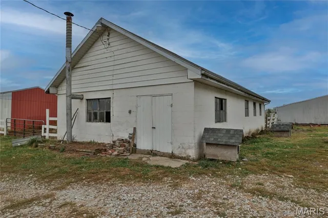 $275,000 | 21310 School House Avenue, Fillmore, IL 62032