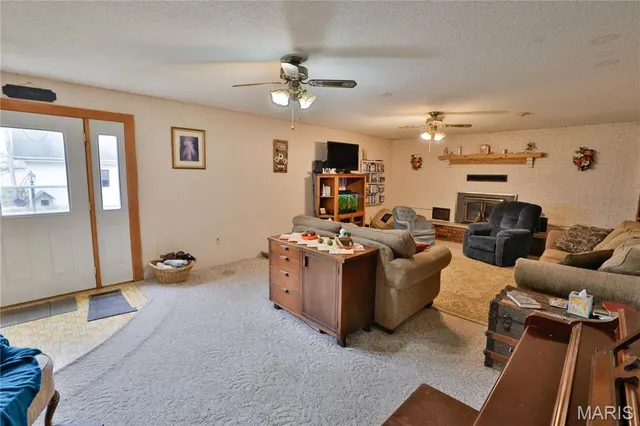 $275,000 | 21310 School House Avenue, Fillmore, IL 62032