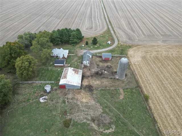 $275,000 | 21310 School House Avenue, Fillmore, IL 62032