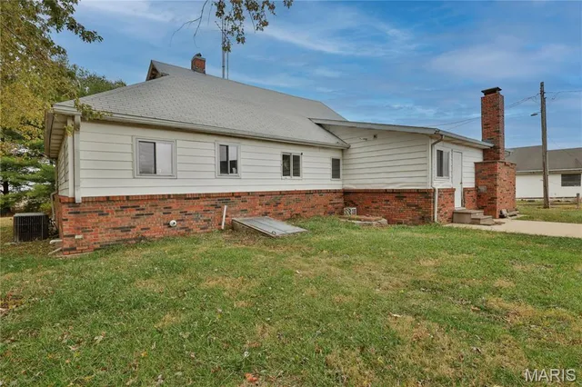 $275,000 | 21310 School House Avenue, Fillmore, IL 62032