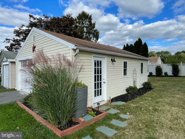 a view of a house with backyard and garden