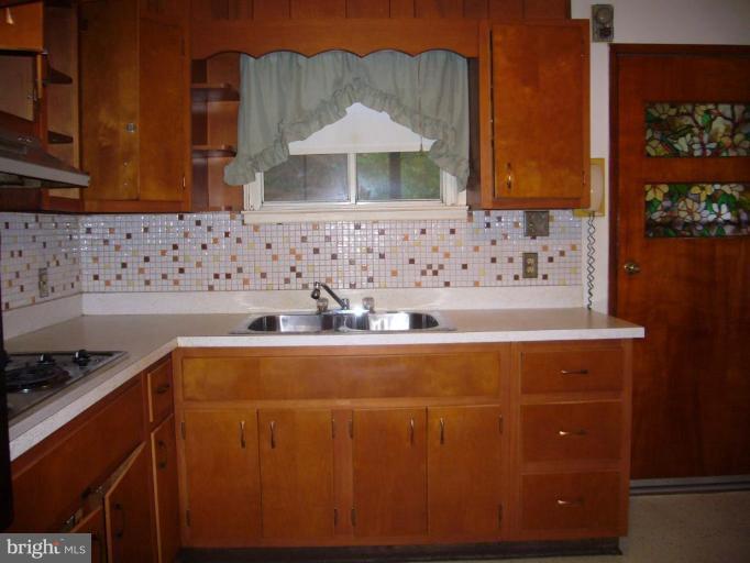 853 Seneca Park Road Middle River, MD 21220 - Photo 3 of 11 Kitchen
