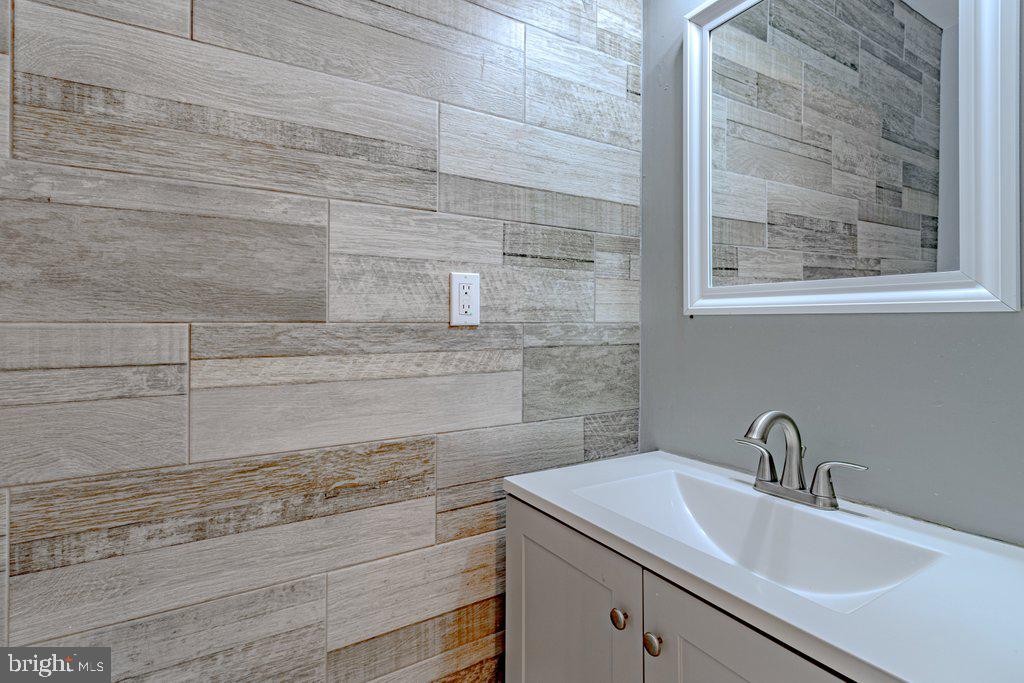 215 North Fairview Street Riverside, NJ 08075 - Photo 7 of 25 a bathroom with a sink and a bathtub