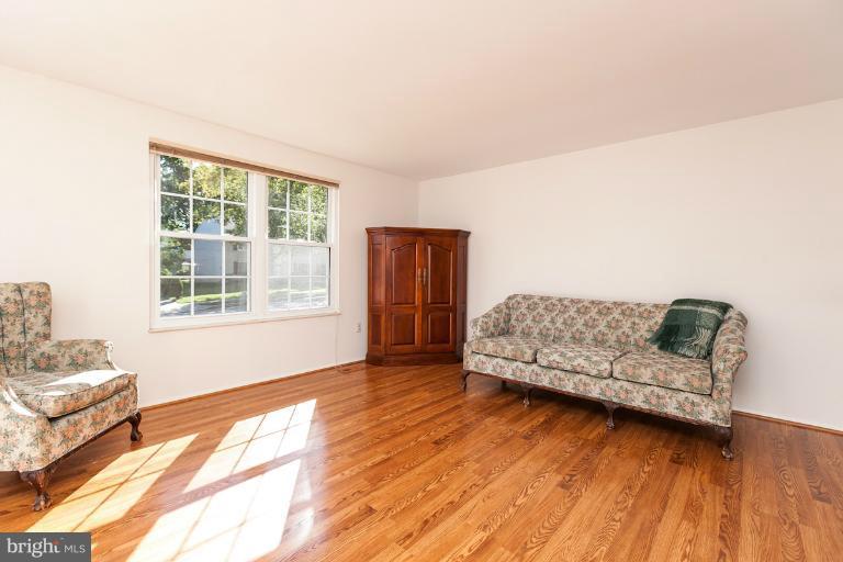 4538 Ambermill Road Baltimore, MD 21236 - Photo 4 of 30 Living Room