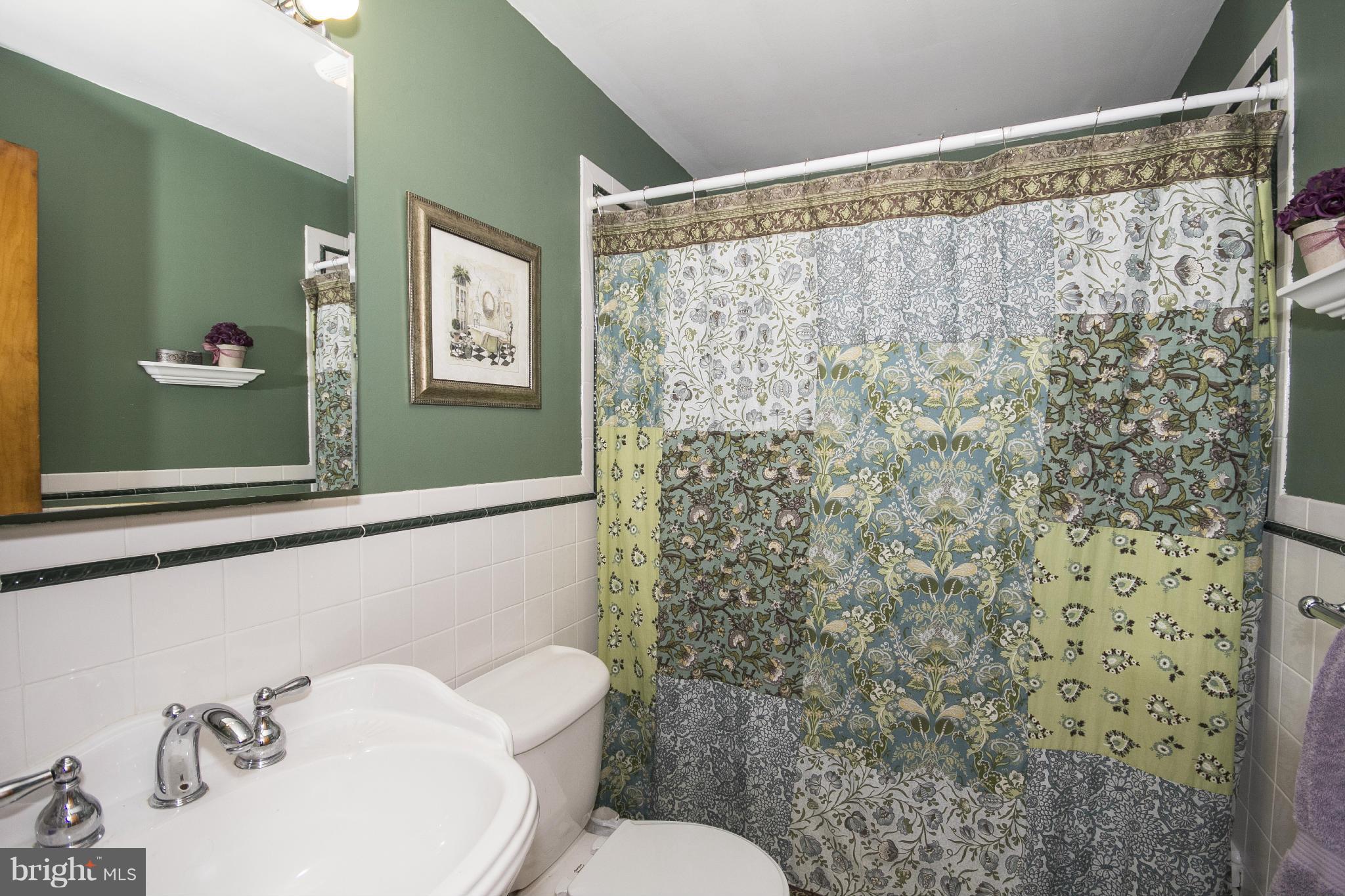 6718 Glenkirk Road Baltimore, MD 21239 - Photo 15 of 30 Upstairs Full Bath with Jetted Tub!