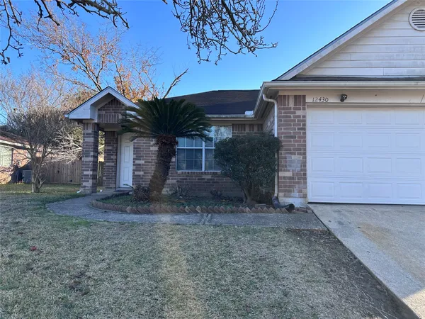 a view of a house with a dry yard