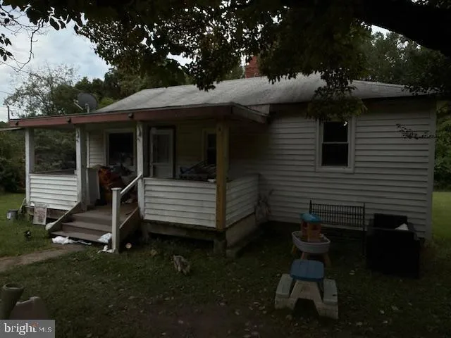 a view of a house with backyard and garden