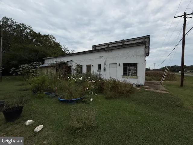 a view of a house with backyard