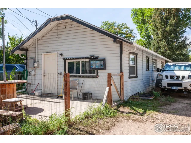 a view of a small house with a yard