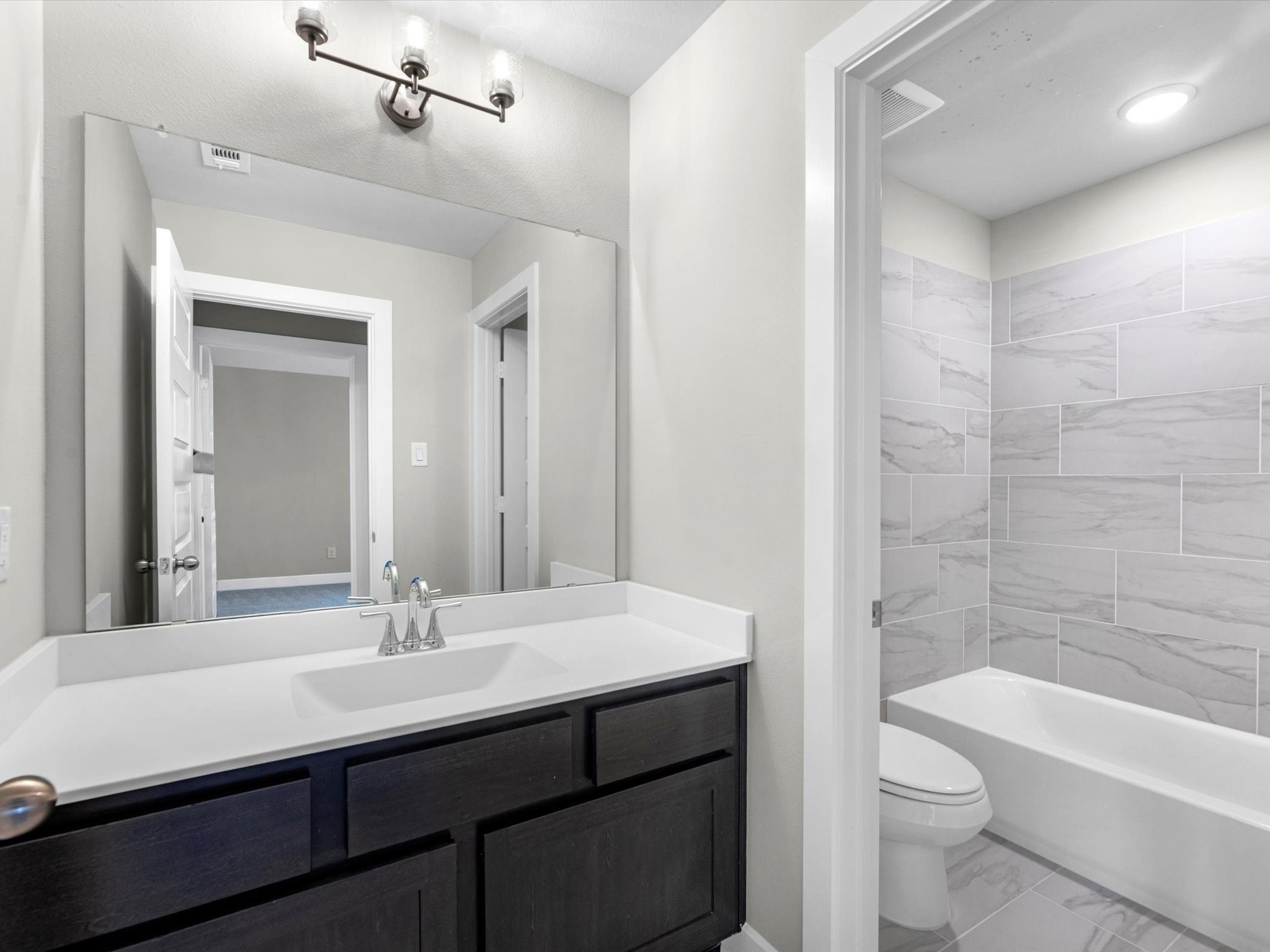 9218 Angelfish Way Manvel, TX 77578 - Photo 19 of 28 Representative image. Features, specifications, selections and colors may vary.