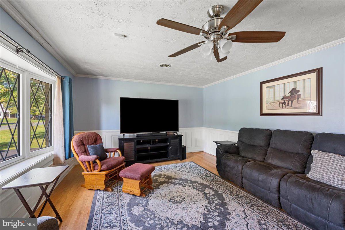 111 Frederick Road Stephens City, VA 22655 - Photo 6 of 49 Main floor living space
