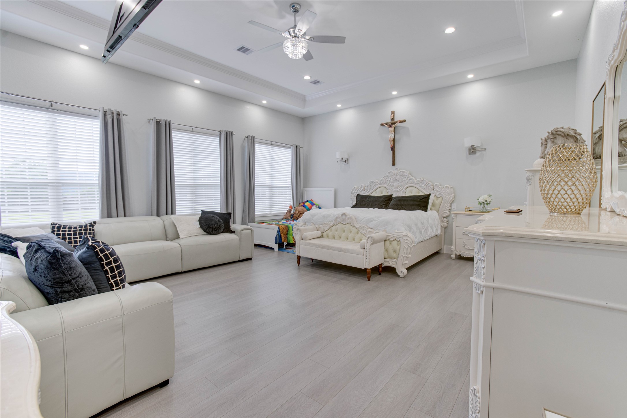 4821 1st Street Houston, TX 77504 - Photo 17 of 49 a living room with furniture and a large window