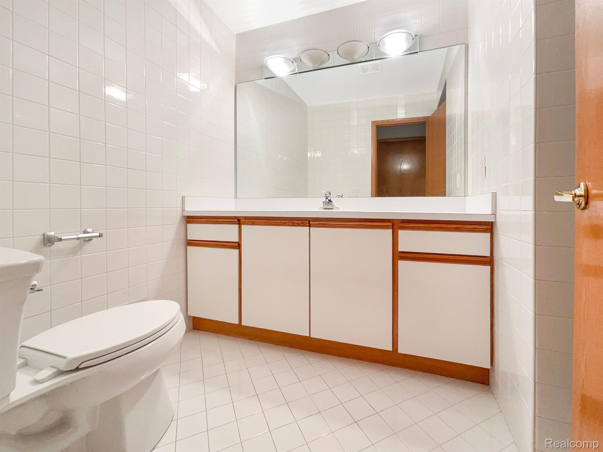2137 Clinton View Circle Rochester, MI 48309 - Photo 18 of 38 Gallery Image 18