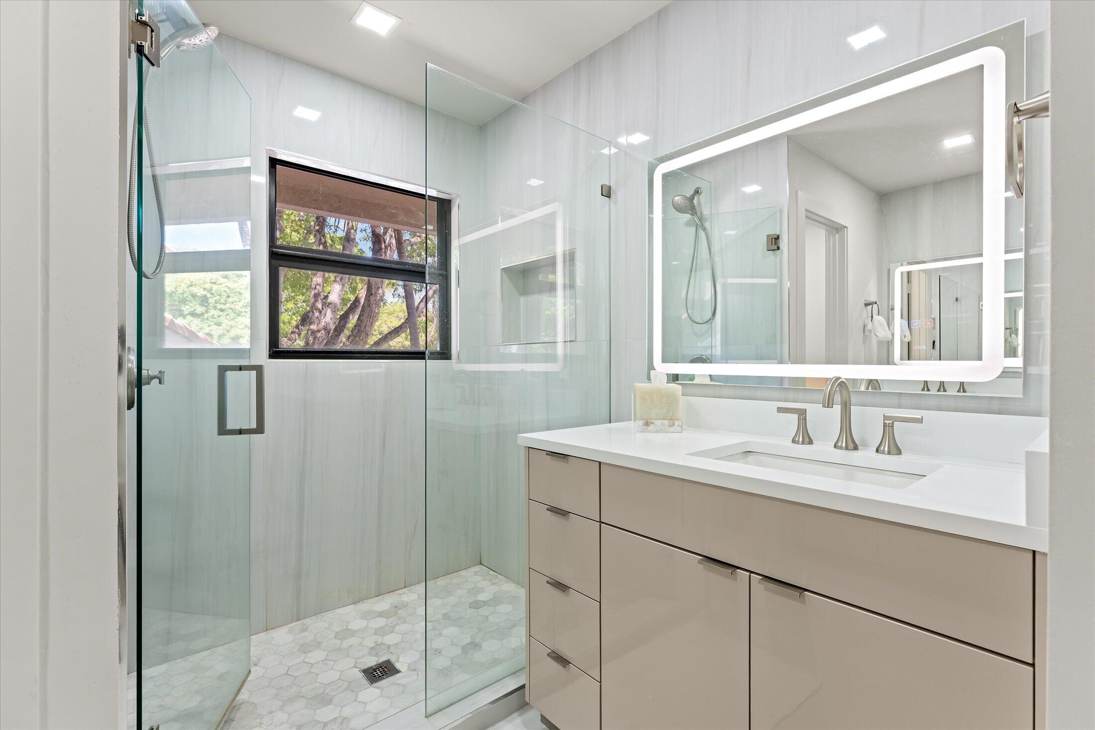 5521 Coach House Circle, Unit G Boca Raton, FL 33486 - Photo 22 of 32 Primary Bath