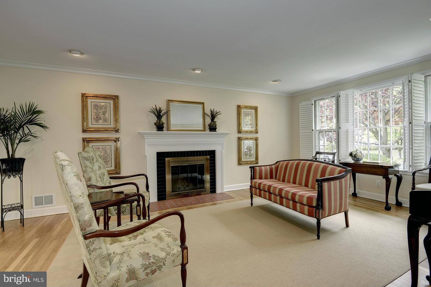 5614 Jordan Road Bethesda, MD 20816 - Photo 3 of 23 Living Room