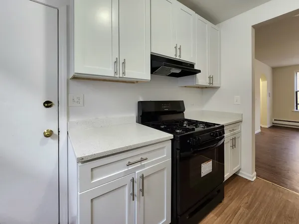 $2,000 | 3221 West Diversey Avenue, Unit 208, Chicago, IL 60647