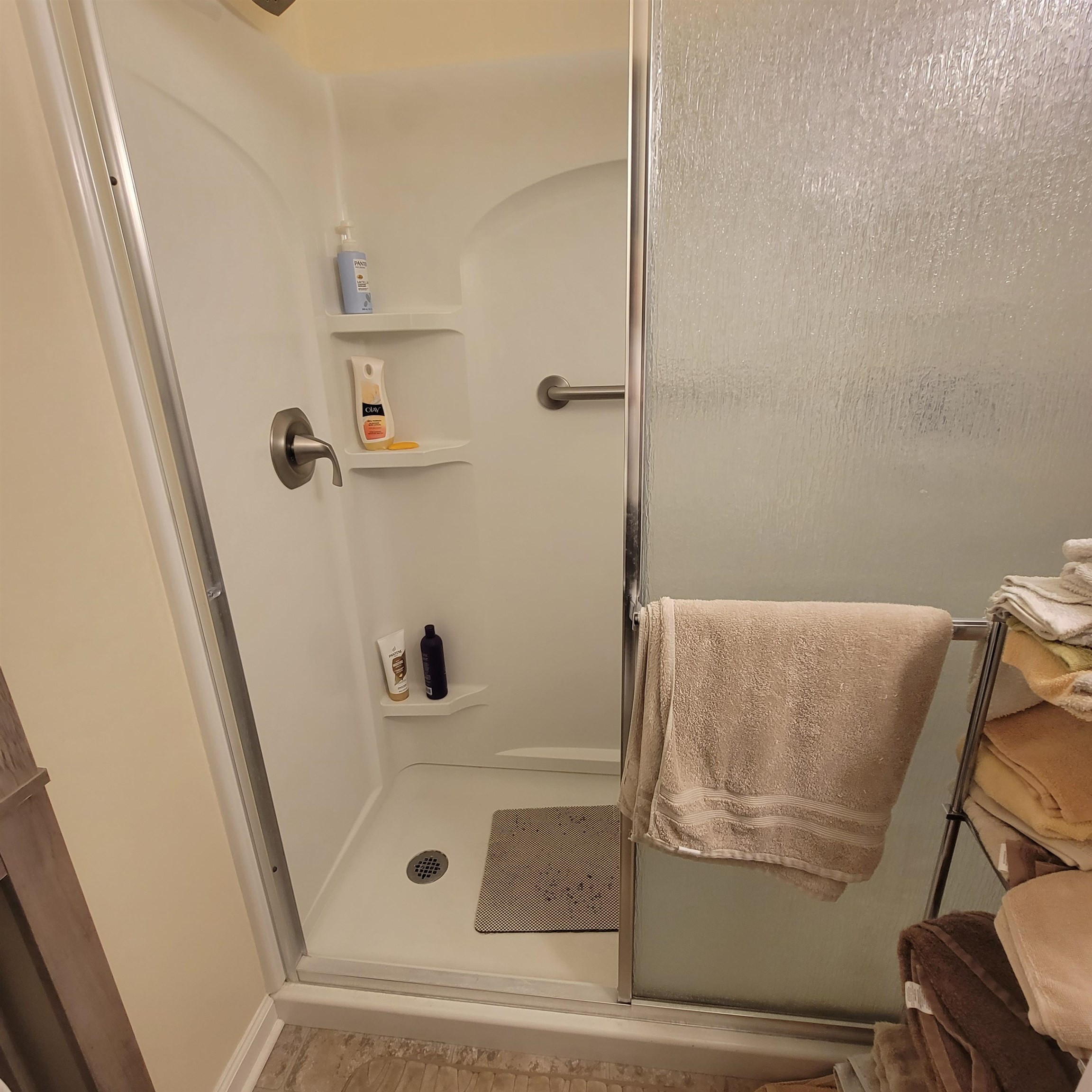 725 Diamond Grove Road Pinson, TN 38366 - Photo 7 of 10 a bathroom with a tub