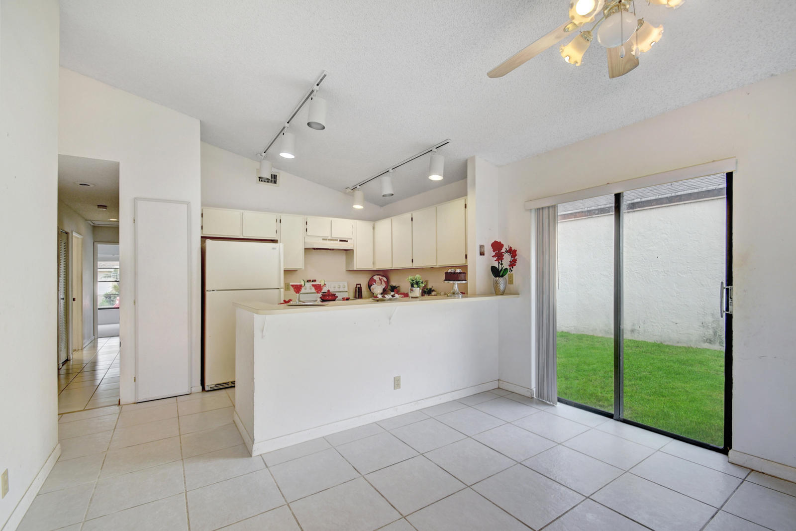 20963 Rustlewood Avenue Boca Raton, FL 33428 - Photo 19 of 56 Snack bar