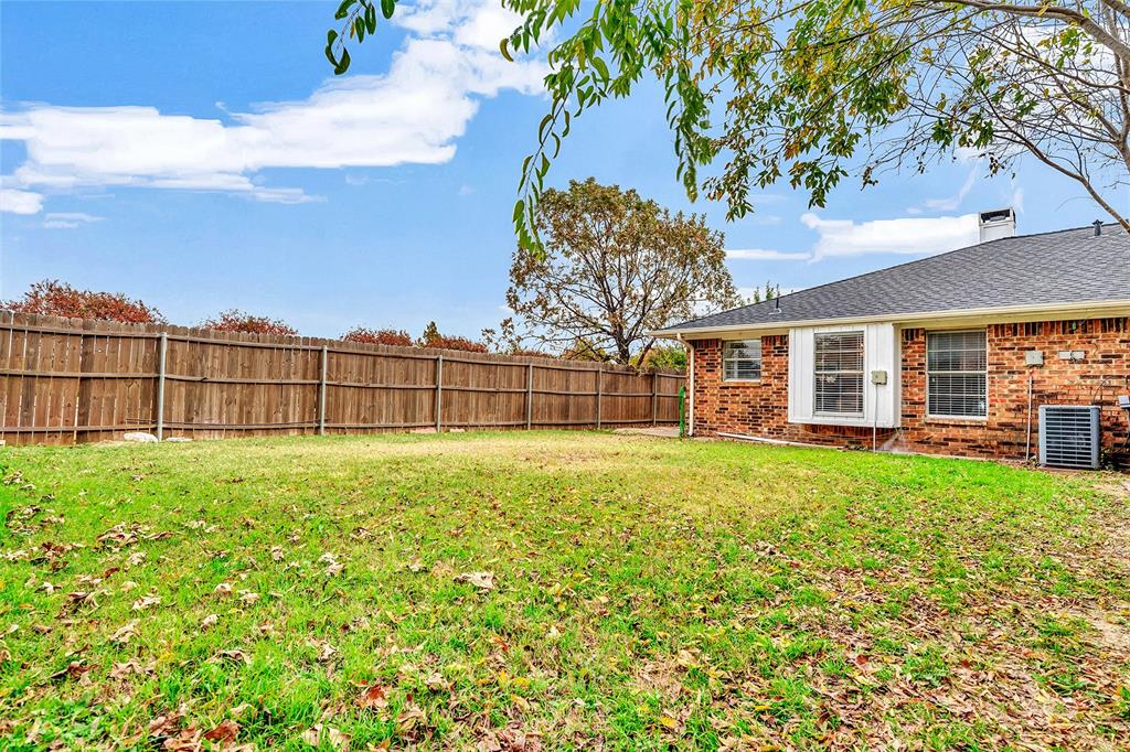 9831 Windy Ridge Road Frisco, TX 75033 - Photo 7 of 31 Expansive green space with a full privacy fence