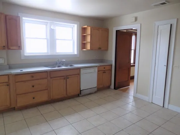 $2,400 | 328 Green Bay Road, Unit 1, Highwood, IL 60040