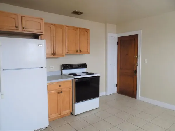 $2,400 | 328 Green Bay Road, Unit 1, Highwood, IL 60040