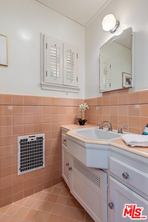 929 Mesa Verde Road Pasadena, CA 91105 - Photo 20 of 51 a bathroom with a sink and a mirror
