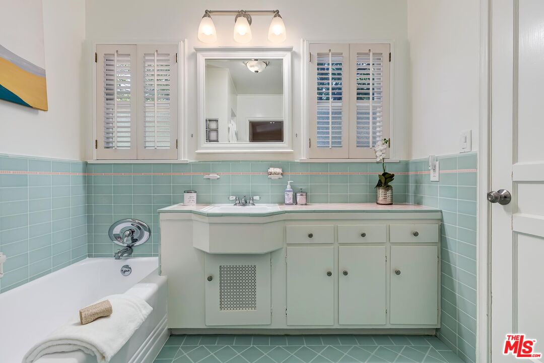 929 Mesa Verde Road Pasadena, CA 91105 - Photo 23 of 51 a bathroom with a sink bathtub and a mirror