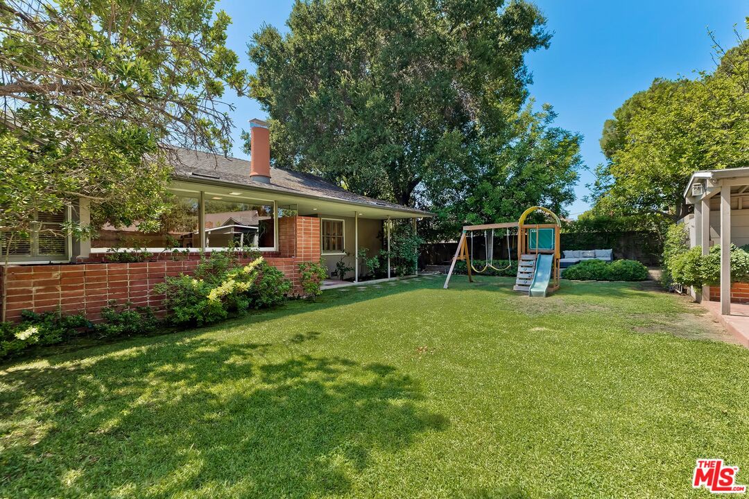 929 Mesa Verde Road Pasadena, CA 91105 - Photo 32 of 51 a front view of house with yard and green space