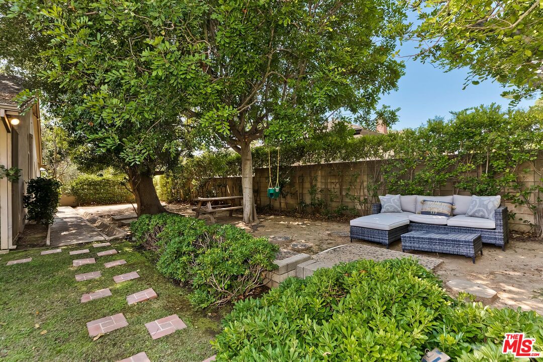 929 Mesa Verde Road Pasadena, CA 91105 - Photo 34 of 51 a view of a bench in the backyard